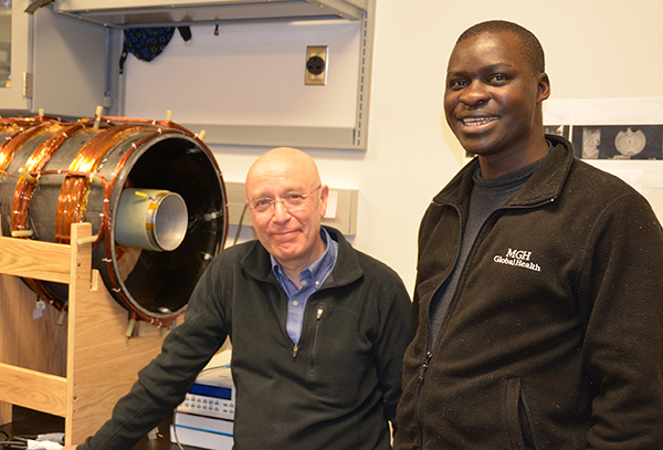 Ouganda: Un professeur développe un système d'imagerie cérébrale à faible coût Ouganda: Un professeur développe un système d'imagerie cérébrale à faible coût