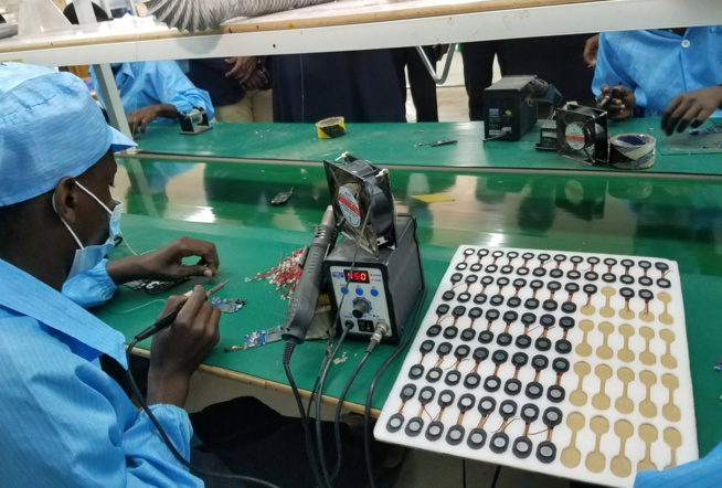 L'Ouganda a commencé à fabriquer des smartphones solaires