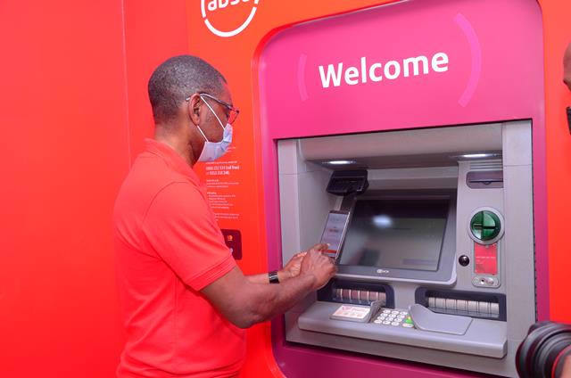 Ouganda : Absa Bank dévoile la fonction de retrait sans carte sur ses guichets automatiques