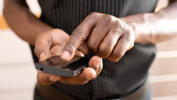 Les téléphones portables plus accessibles que l'eau courante en Afrique