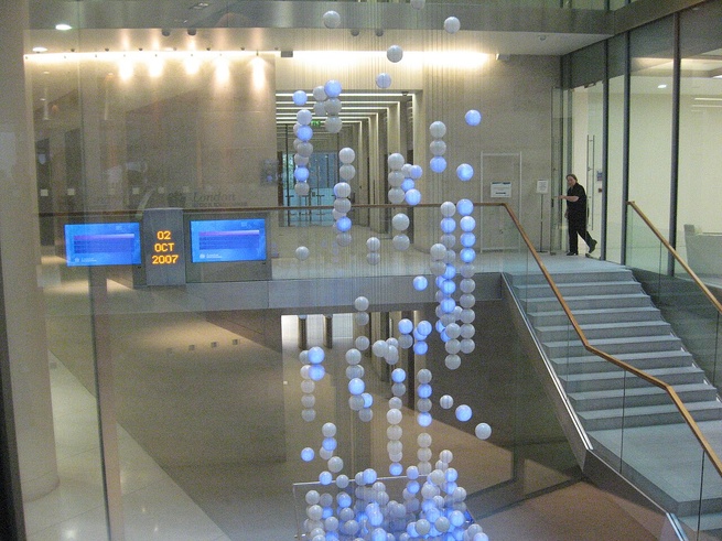 The Source, atrium de la Bourse de Londres. Photo Kaihsu Tai, domaine public, Wikimedia Commons.