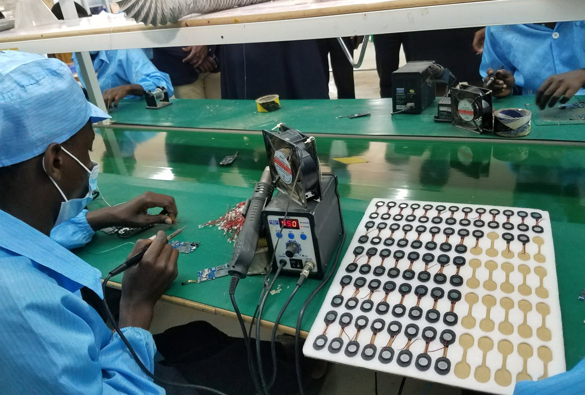 L'Ouganda a commencé à fabriquer des smartphones solaires L'Ouganda a commencé à fabriquer des smartphones solaires