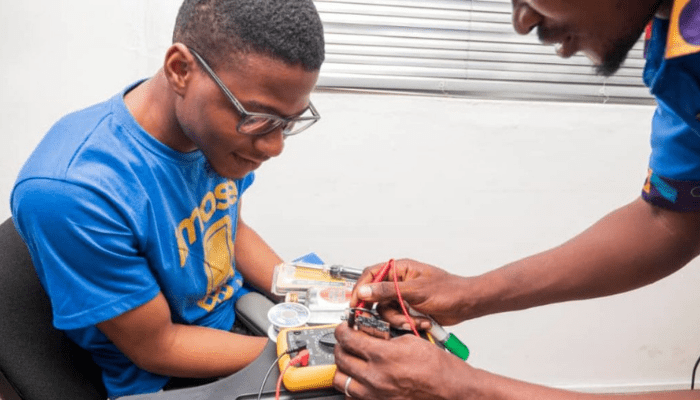 Nigéria : Plus de 100 jeunes formés à la réparation de téléphones mobiles