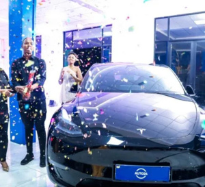 Le Rwanda accueille les véhicules électriques Tesla grâce à AUTO24