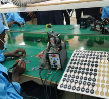 L'Ouganda a commencé à fabriquer des smartphones solaires