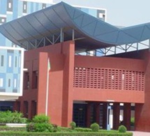 Sénégal: 150 étudiants en médecine de l’UCAD dotés de tablettes numériques Sénégal: 150 étudiants en médecine de l’UCAD dotés de tablettes numériques